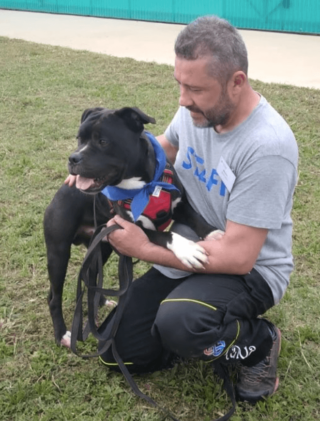 Educatore cinofilo con un ospite